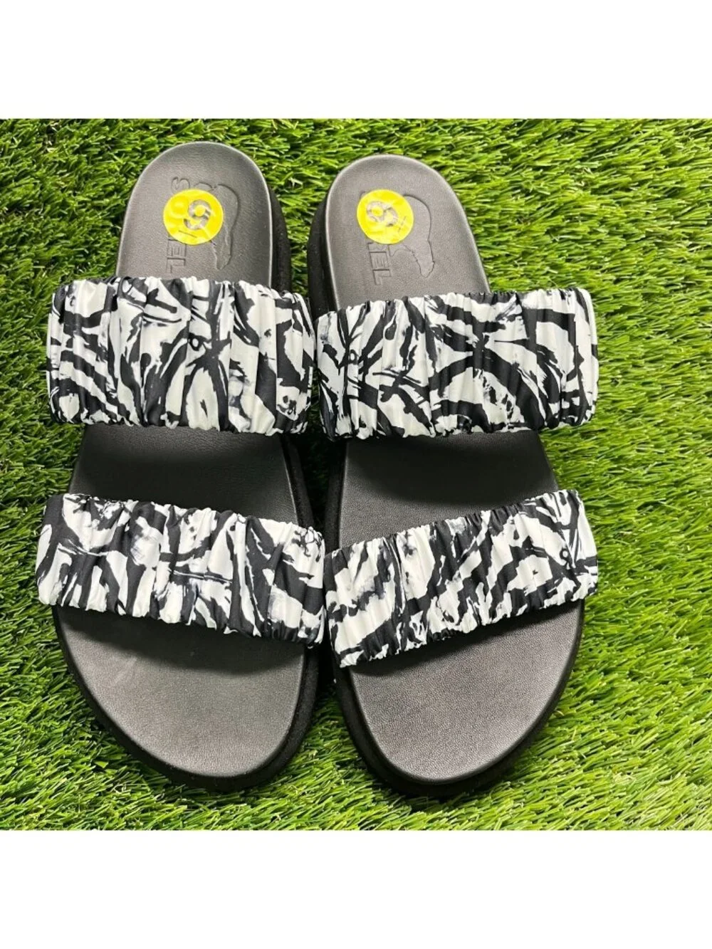 Sorel Roaming Two Strap Womens Size 9 White Black Beach Outdoor Slide Sandals